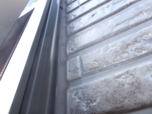 サッシ周りの劣化したコーキング